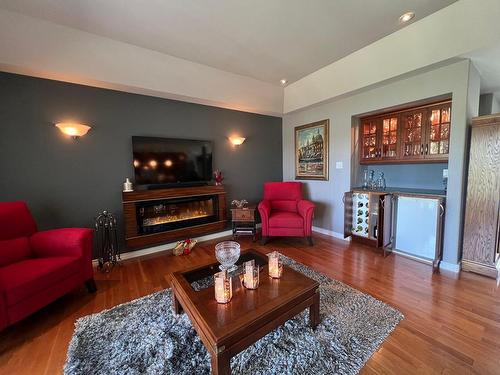 Salon - 47 Ch. De La Pointe-Aux-Cèdres, Kipawa, QC - Indoor Photo Showing Living Room With Fireplace