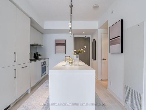 1503-88 Harbour St, Toronto, ON - Indoor Photo Showing Kitchen