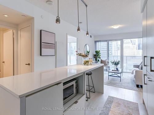 1503-88 Harbour St, Toronto, ON - Indoor Photo Showing Kitchen With Upgraded Kitchen