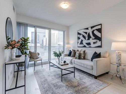 1503-88 Harbour St, Toronto, ON - Indoor Photo Showing Living Room