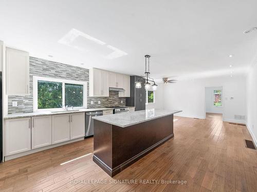 323 Annshiela Dr, Georgina, ON - Indoor Photo Showing Kitchen With Upgraded Kitchen