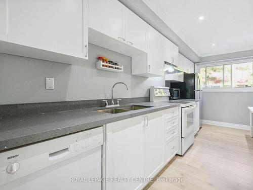 61-915 Inverhouse Dr, Mississauga, ON - Indoor Photo Showing Kitchen With Double Sink