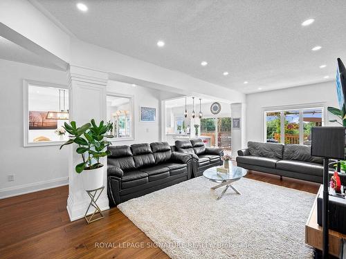 6786 Kazoo Crt, Mississauga, ON - Indoor Photo Showing Living Room