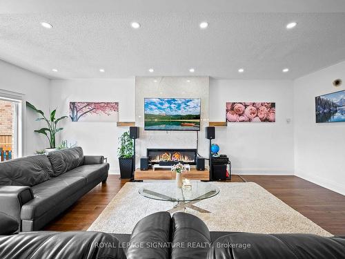 6786 Kazoo Crt, Mississauga, ON - Indoor Photo Showing Living Room With Fireplace