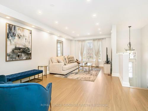 40-4950 Albina Way, Mississauga, ON - Indoor Photo Showing Living Room