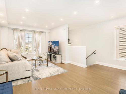 40-4950 Albina Way, Mississauga, ON - Indoor Photo Showing Living Room