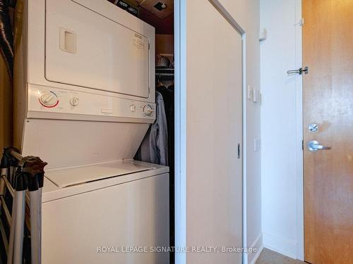 324-1001 Roselawn Ave, Toronto, ON - Indoor Photo Showing Laundry Room