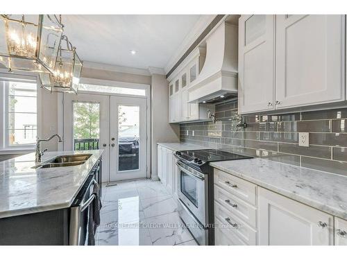 9 Mecca St, Brampton, ON - Indoor Photo Showing Kitchen With Stainless Steel Kitchen With Double Sink With Upgraded Kitchen