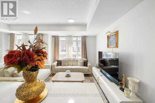 14 - 150 Canon Jackson Drive, Toronto (Brookhaven-Amesbury), ON - Indoor Photo Showing Living Room