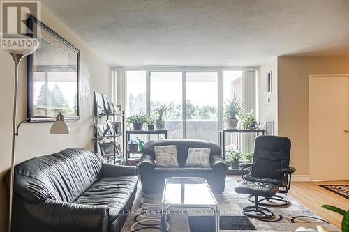 303 - 625 The West Mall, Toronto (Eringate-Centennial-West Deane), ON - Indoor Photo Showing Living Room