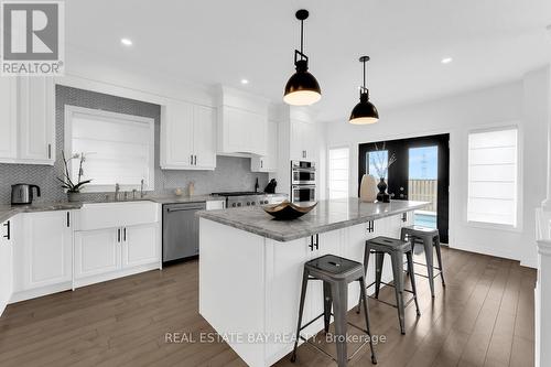 68 Whistler Street, Hamilton (Stoney Creek Mountain), ON - Indoor Photo Showing Kitchen With Upgraded Kitchen