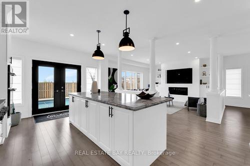 68 Whistler Street, Hamilton (Stoney Creek Mountain), ON - Indoor Photo Showing Kitchen With Upgraded Kitchen