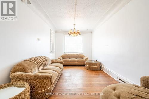 354 Cumberland Avenue, Hamilton (Blakeley), ON - Indoor Photo Showing Living Room