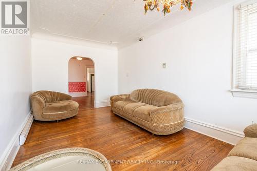 354 Cumberland Avenue, Hamilton, ON - Indoor Photo Showing Living Room