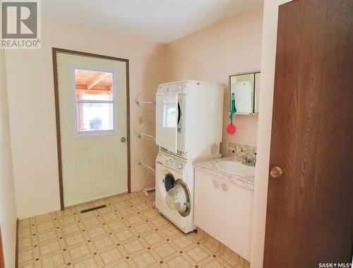 414 1St Street N, Cabri, SK - Indoor Photo Showing Laundry Room