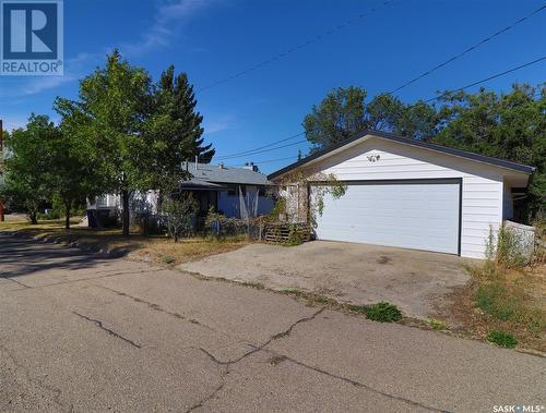 414 1St Street N, Cabri, SK - Outdoor