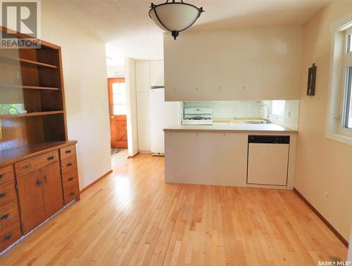 414 1St Street N, Cabri, SK - Indoor Photo Showing Kitchen