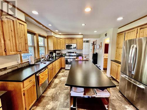 5437 Scuffi Road, 100 Mile House, BC - Indoor Photo Showing Kitchen