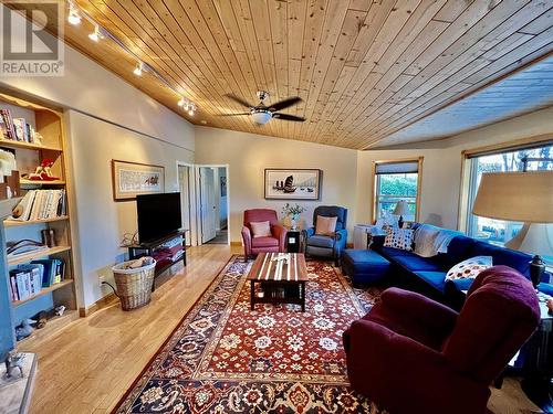 5437 Scuffi Road, 100 Mile House, BC - Indoor Photo Showing Living Room