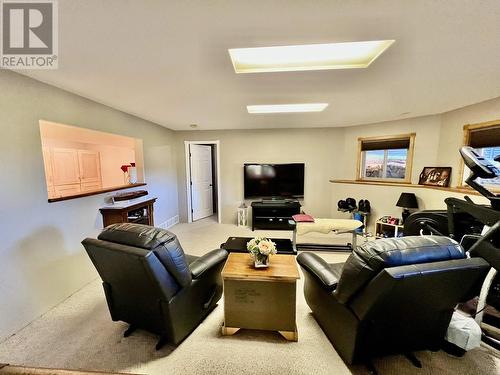 5437 Scuffi Road, 100 Mile House, BC - Indoor Photo Showing Living Room