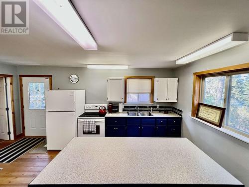 5437 Scuffi Road, 100 Mile House, BC - Indoor Photo Showing Kitchen With Double Sink