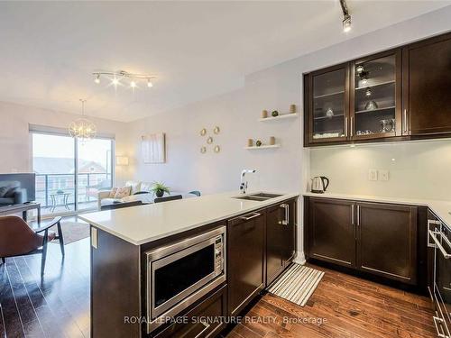 408-21 Clairtrell Rd, Toronto, ON - Indoor Photo Showing Kitchen With Double Sink