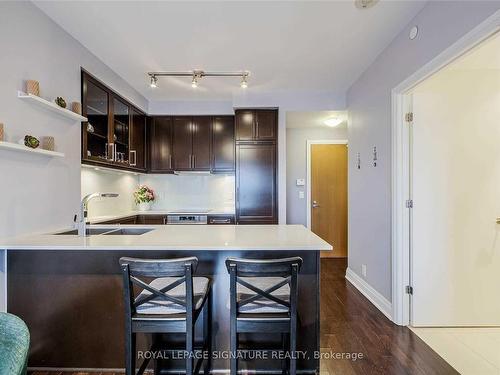 408-21 Clairtrell Rd, Toronto, ON - Indoor Photo Showing Kitchen