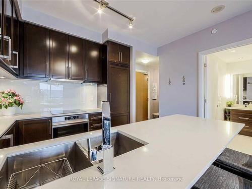 408-21 Clairtrell Rd, Toronto, ON - Indoor Photo Showing Kitchen With Double Sink With Upgraded Kitchen