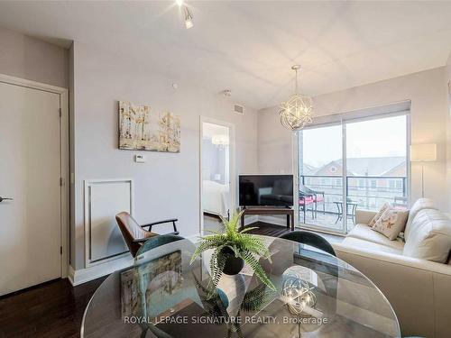 408-21 Clairtrell Rd, Toronto, ON - Indoor Photo Showing Living Room