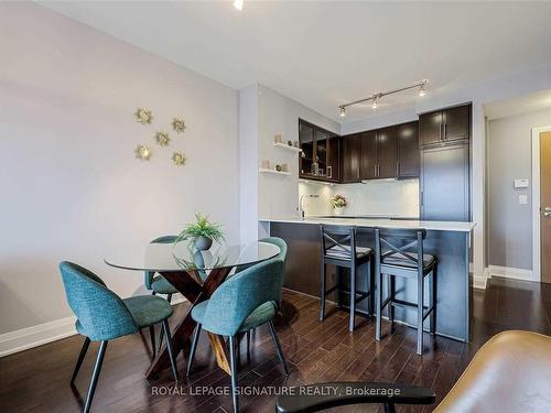 408-21 Clairtrell Rd, Toronto, ON - Indoor Photo Showing Dining Room