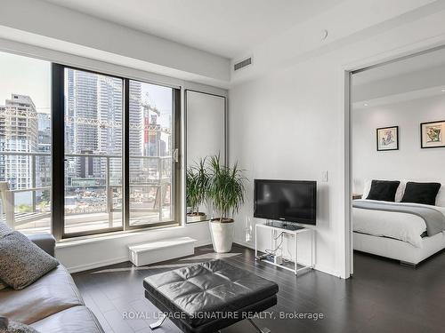 722-12 Bonnycastle St, Toronto, ON - Indoor Photo Showing Living Room