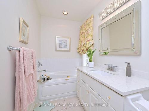 13 Briar Gate Way, New Tecumseth, ON - Indoor Photo Showing Bathroom