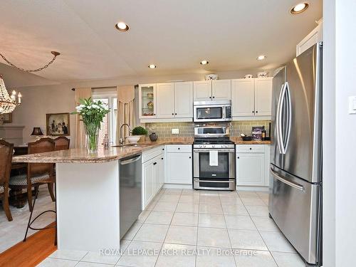 13 Briar Gate Way, New Tecumseth, ON - Indoor Photo Showing Kitchen