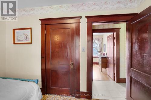 54 Victor Street, London, ON - Indoor Photo Showing Bedroom