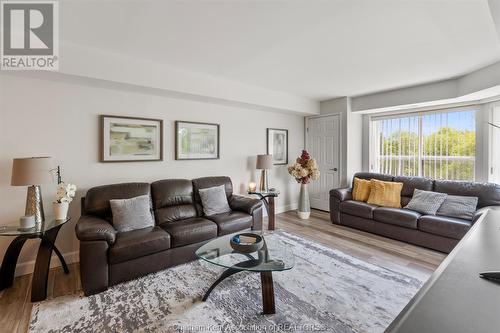 10 Van Allen Avenue Unit# 402, Chatham, ON - Indoor Photo Showing Living Room