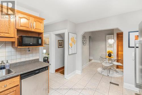 62 East 14Th Street, Hamilton, ON - Indoor Photo Showing Kitchen