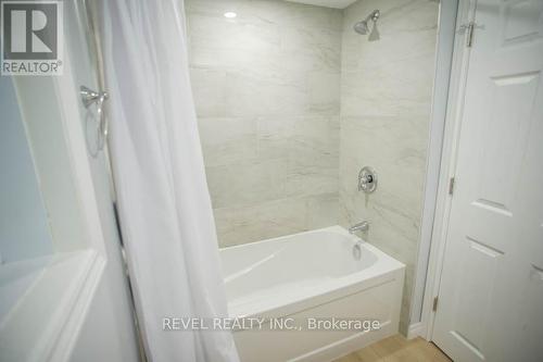 415 Chatham Street, Brantford, ON - Indoor Photo Showing Bathroom