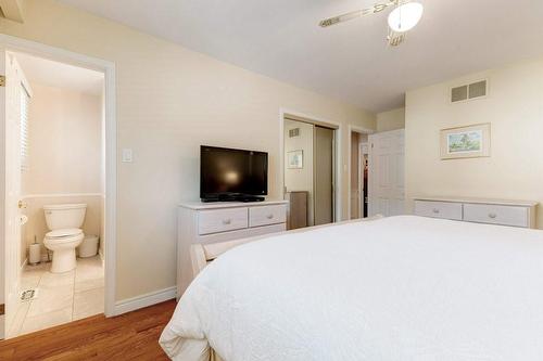 4311 Belfast Avenue, Burlington, ON - Indoor Photo Showing Bedroom