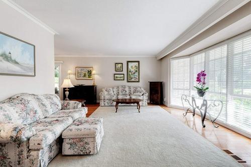 4311 Belfast Avenue, Burlington, ON - Indoor Photo Showing Living Room