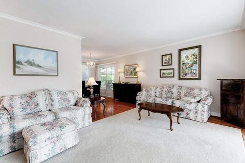 4311 Belfast Avenue, Burlington, ON - Indoor Photo Showing Living Room