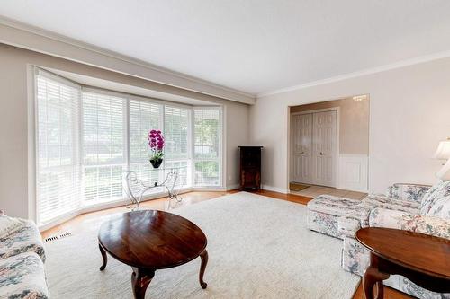 4311 Belfast Avenue, Burlington, ON - Indoor Photo Showing Living Room