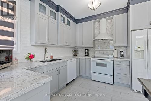 2244 Chickadee Crescent, Oakville (West Oak Trails), ON - Indoor Photo Showing Kitchen With Double Sink