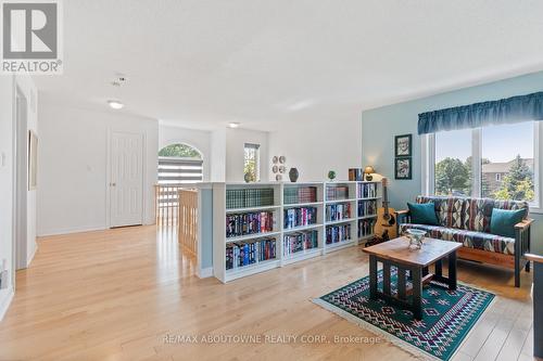 2244 Chickadee Crescent, Oakville (West Oak Trails), ON - Indoor Photo Showing Living Room