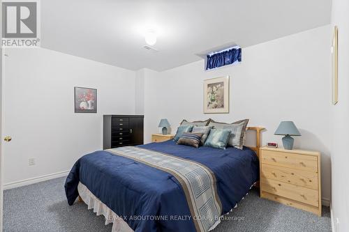 2244 Chickadee Crescent, Oakville (West Oak Trails), ON - Indoor Photo Showing Bedroom