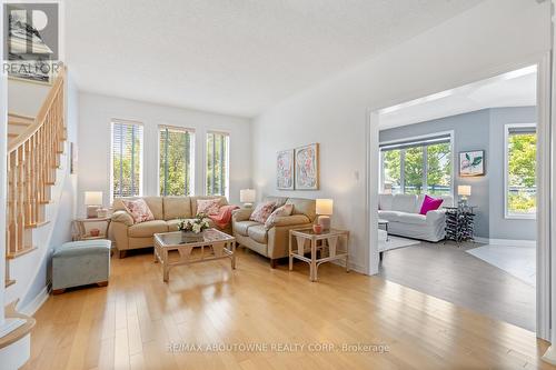 2244 Chickadee Crescent, Oakville (West Oak Trails), ON - Indoor Photo Showing Living Room