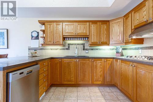 5101 Mount Nemo Crescent, Burlington, ON - Indoor Photo Showing Kitchen