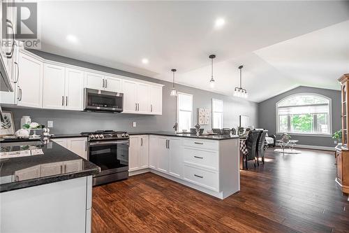 1006 Beatty Crescent, Deep River, ON - Indoor Photo Showing Kitchen With Upgraded Kitchen