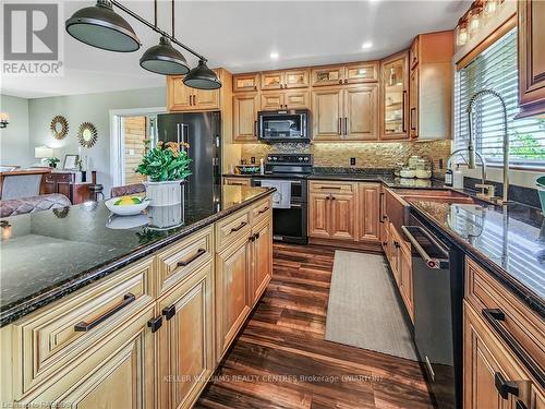 112 Tamarac Road, Northern Bruce Peninsula, ON - Indoor Photo Showing Kitchen With Upgraded Kitchen