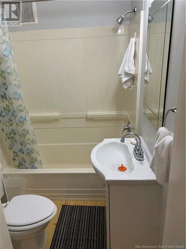 102/104 Kenmore Drive, Moncton, NB - Indoor Photo Showing Bathroom