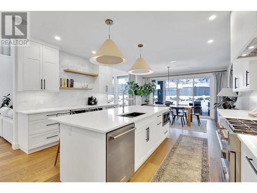 419 Hawk Hill Drive, Kelowna, BC - Indoor Photo Showing Kitchen With Upgraded Kitchen